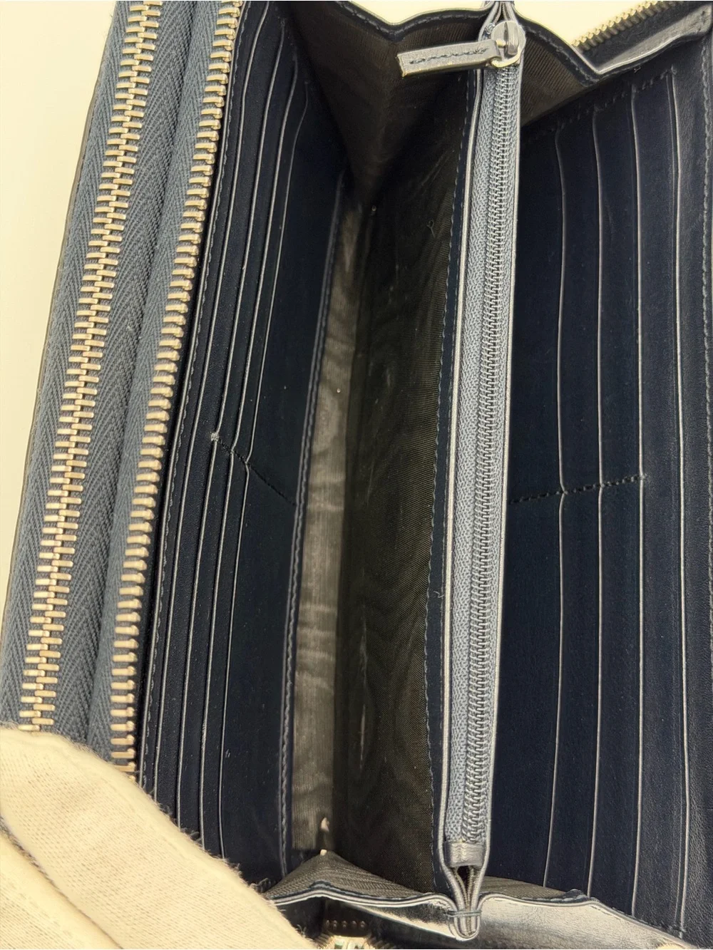 Gucci Navy Embossed GG Two Section Zip Around Leather Organizer Great Condition - Picture 8 of 16